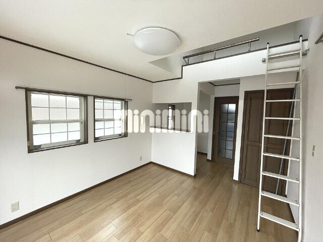 居室・リビング　角部屋で二面に窓があります。