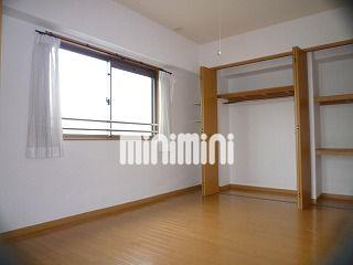 収納　角部屋で窓が多くて明るいお部屋