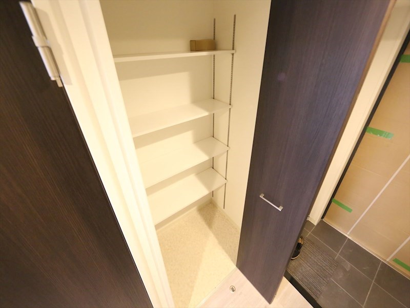 玄関　玄関　シューズクローク付（収納充実してます）