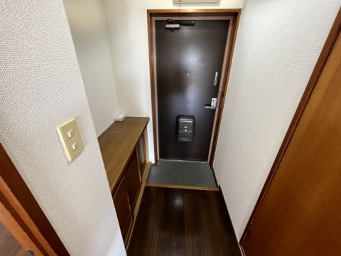 玄関　※写真は別号室です