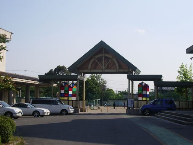 小学校　四日市市立富洲原小学校（小学校）まで897m
