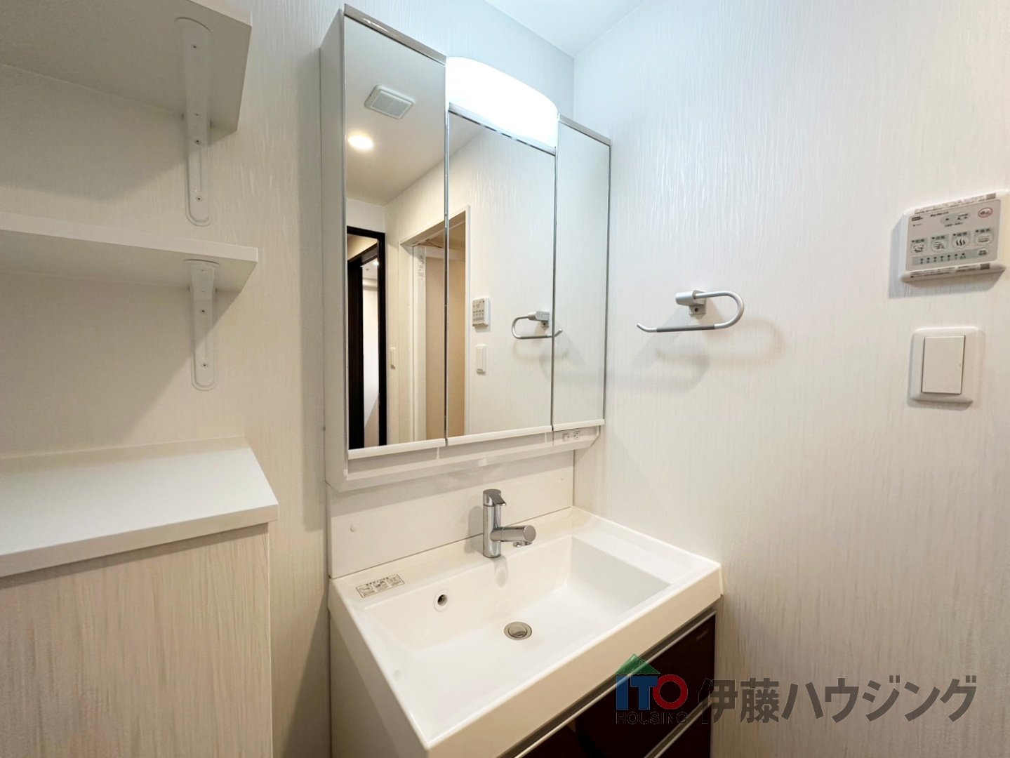 洗面設備　同間取りの別部屋の写真です。クロス等色合いが場合があります。