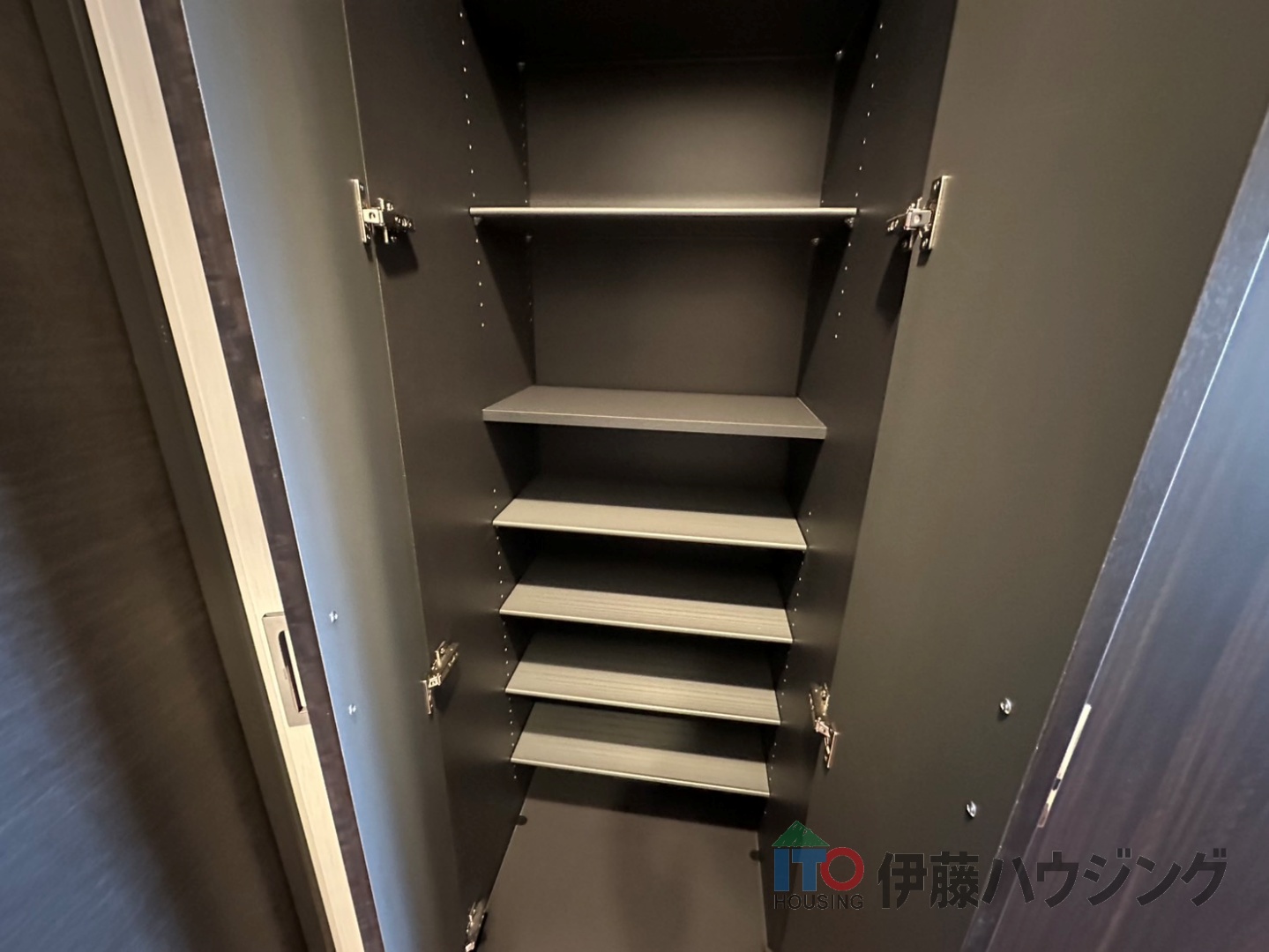 収納　同間取りの別部屋の写真です。クロス等色合いが場合があります。