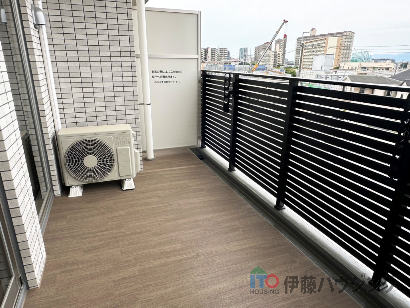 バルコニー　同間取りの別部屋の写真です。クロス等色合いが場合があります。