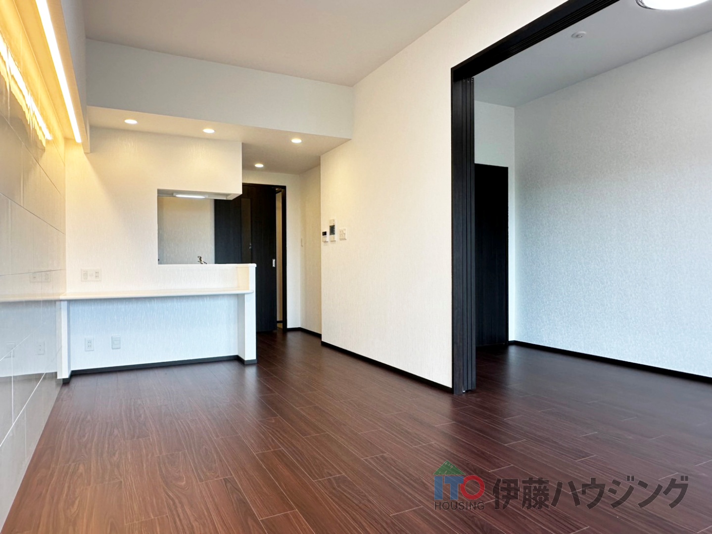 居室・リビング　同間取りの別部屋の写真です。クロス等色合いが場合があります。