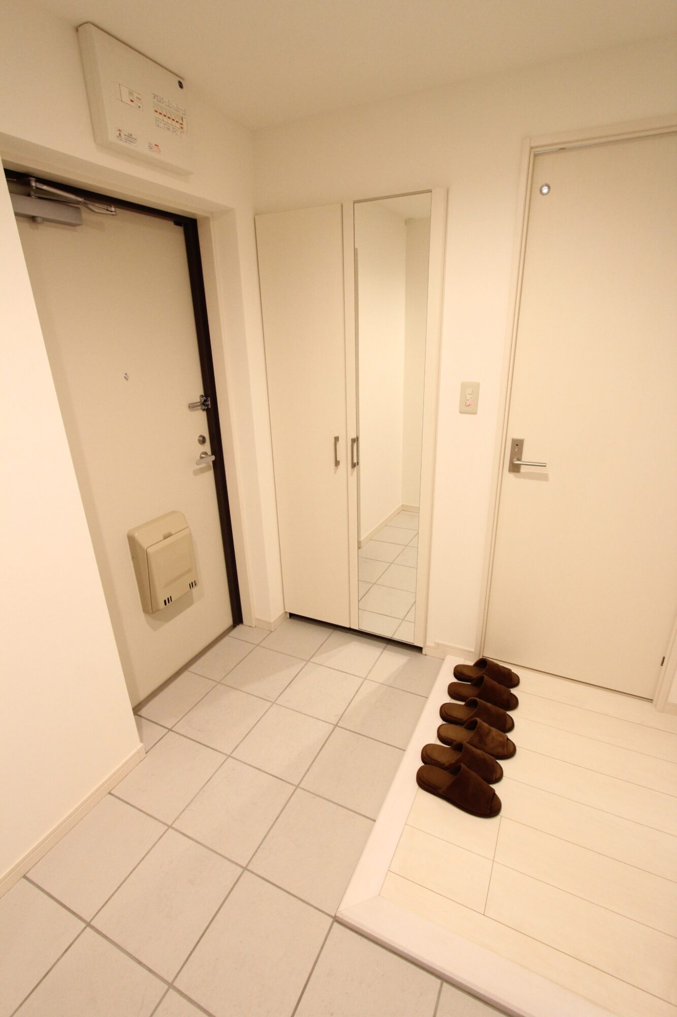 玄関　家具は付属致しません。設置時のイメージとなります。