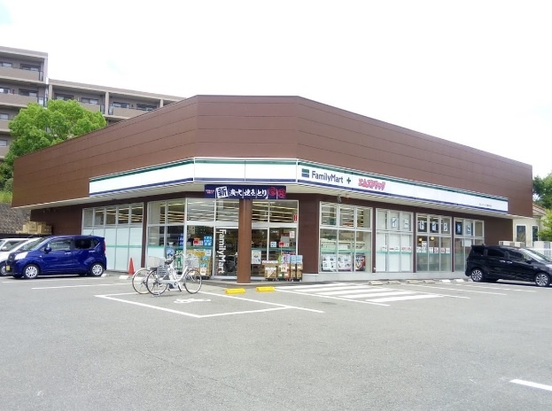 コンビニ　ファミリーマートエムズドラッグ学園大和店（コンビニ）まで458m
