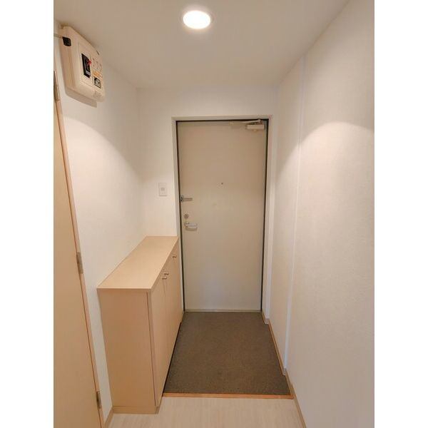 玄関　※写真は別号室です。