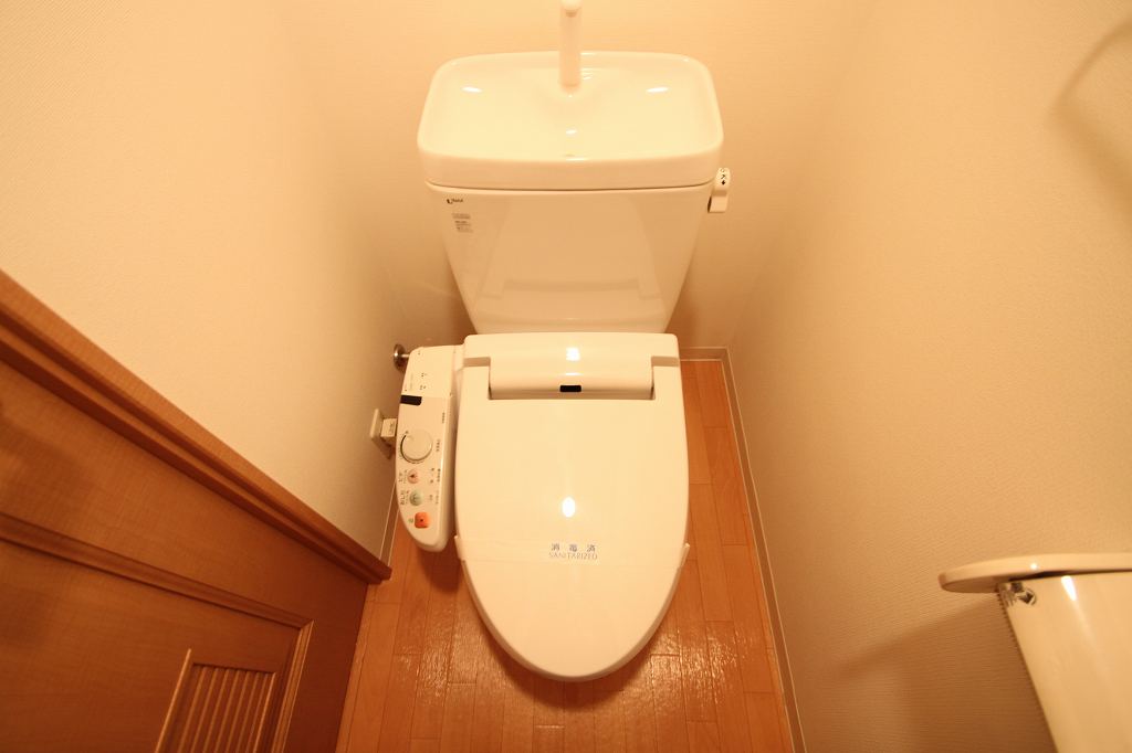 トイレ　ウォシュレット付で清潔感のあるトイレです。