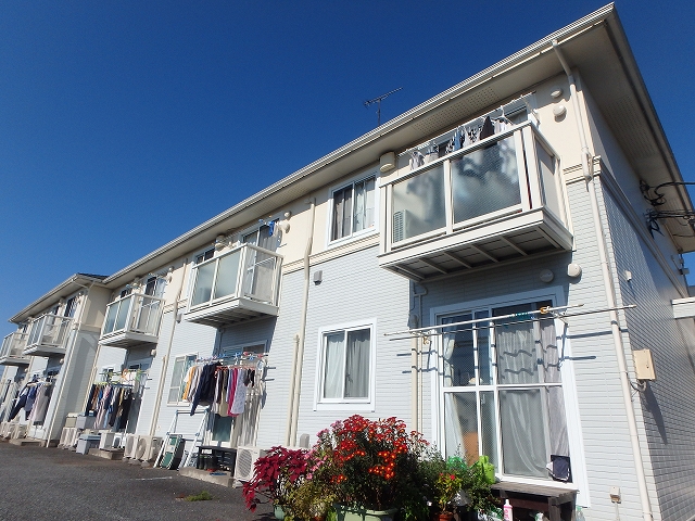 建物外観　●前面駐車場で日当たり良好。ほのぼのとした雰囲気です。