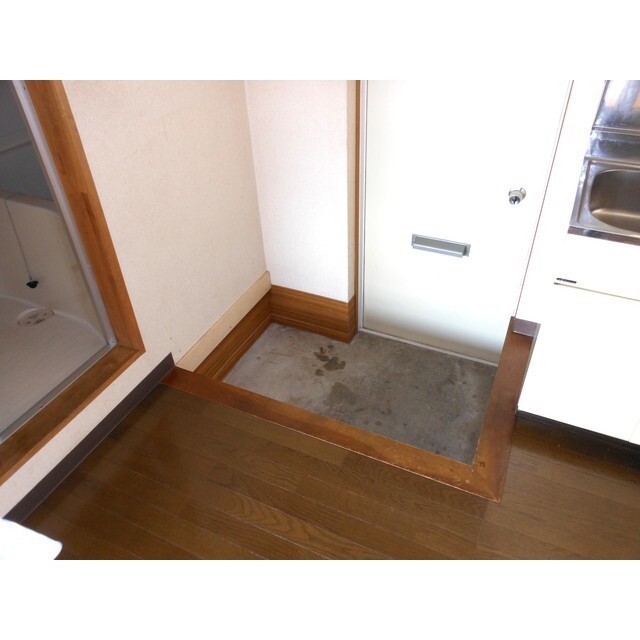 玄関　※同建物別号室の参考写真です