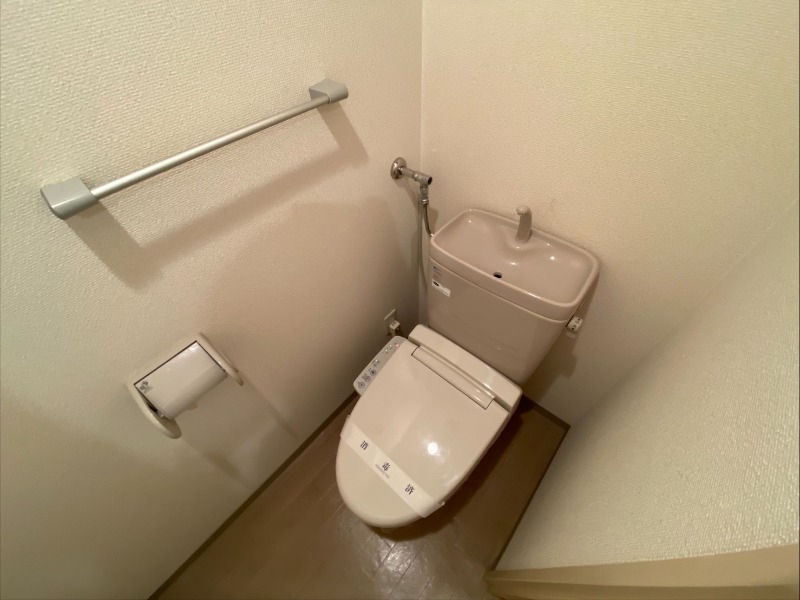 トイレ　こちらはトイレです。清潔感があり、安心して使用できます。