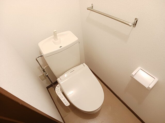 トイレ　温水洗浄便座です