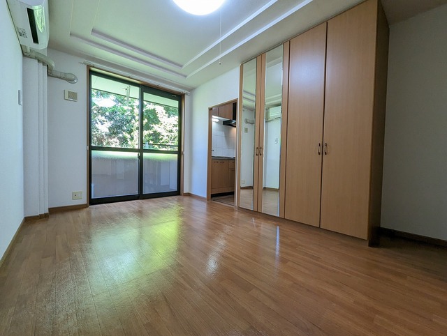 居室・リビング　※別部屋の参考写真です。