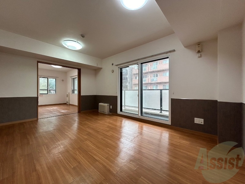 居室・リビング　木目のフローリングは落ち着きのある印象のお部屋になりますね。