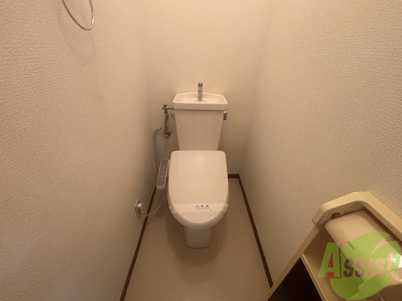 トイレ　トイレは温水洗浄便座です。シンプルな雰囲気になっています。