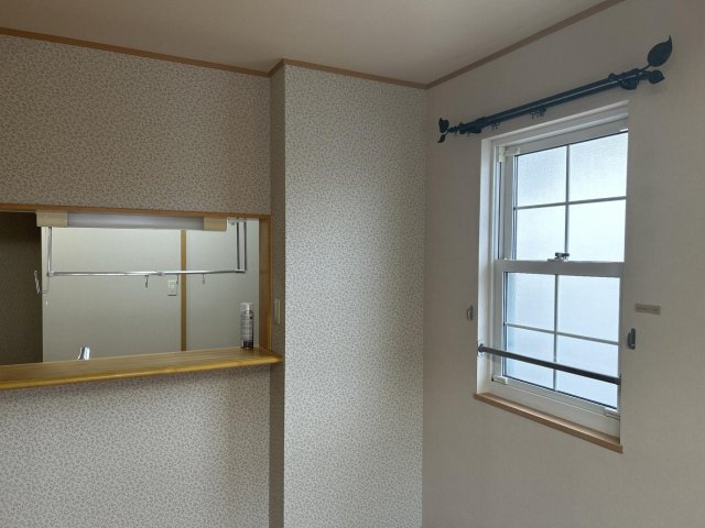 その他　角部屋の小窓がうれしい！