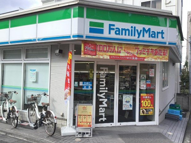 コンビニ　ファミリーマート 三軒茶屋駅前店（コンビニ）まで206m