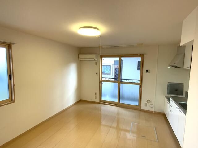 京王線 聖蹟桜ケ丘駅 バス乗車時間：6分 最寄りバス停で下車 徒歩1分 2階建 築21年の居間写真