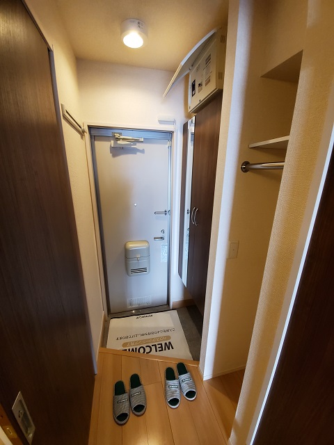 玄関　103号室の写真を掲載しております。