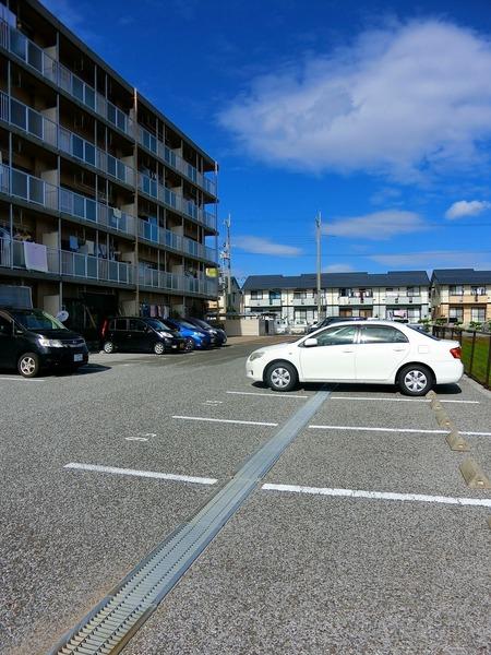 【彦根市高宮町のマンションの駐車場】