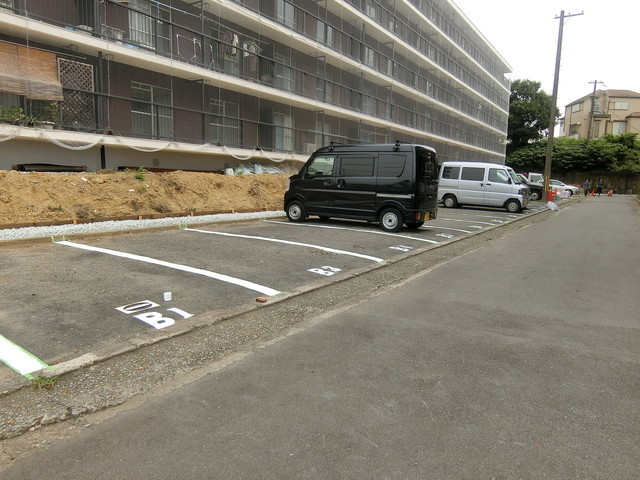 【神戸市西区玉津町高津橋のマンションの駐車場】