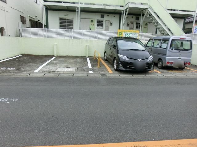 【流山市江戸川台東のアパートの駐車場】