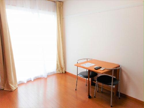 居室・リビング　テーブルは折り畳み式です