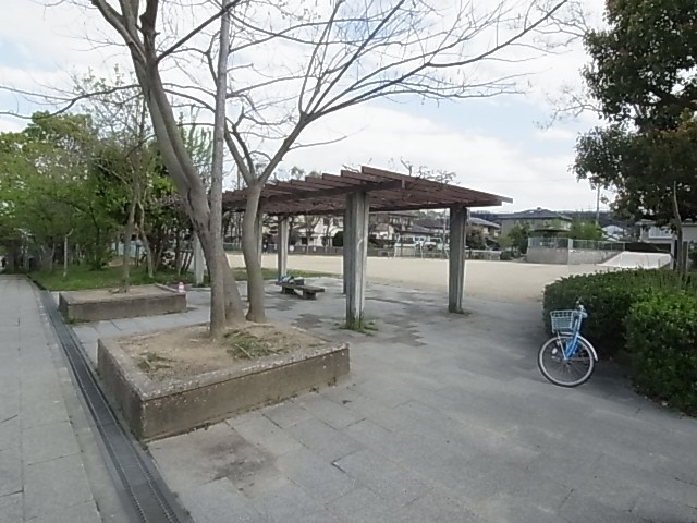 【木津川市兜台のアパートの公園】