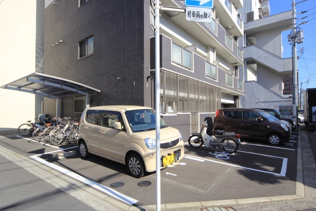 【松山市本町のマンションの駐車場】