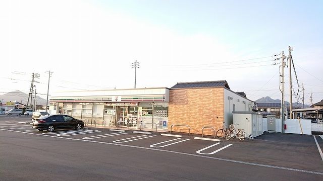 【防府市大字仁井令のアパートのコンビニ】