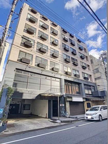 【岡山市北区中山下のマンションの建物外観】