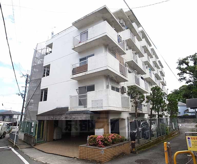 京都市山科区日ノ岡鴨土町のマンションの建物外観