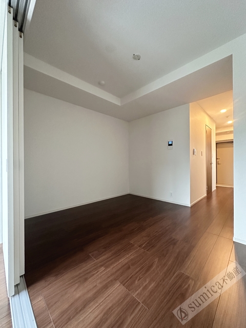 居室・リビング　ダークベースの落ち着いた内装