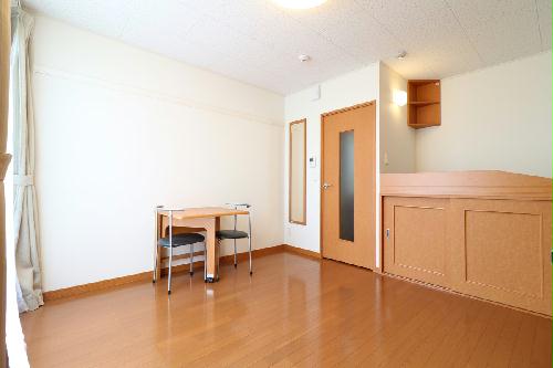 居室・リビング　ベッド下に収納スペースあり！荷物が多くても十分に収まります！