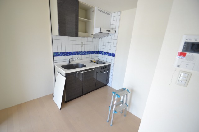 キッチン　2口システムキッチン採用。