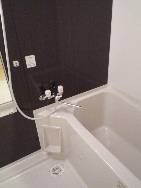 バス・シャワールーム　清潔感のあるバスルームです