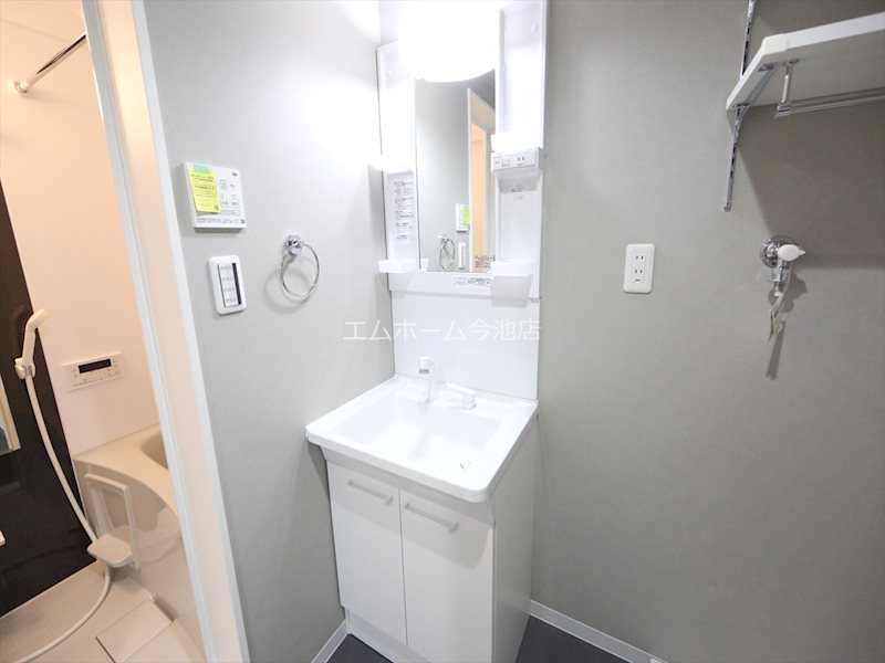 洗面設備　脱衣所　独立洗面台（シャンプードレッサー付）