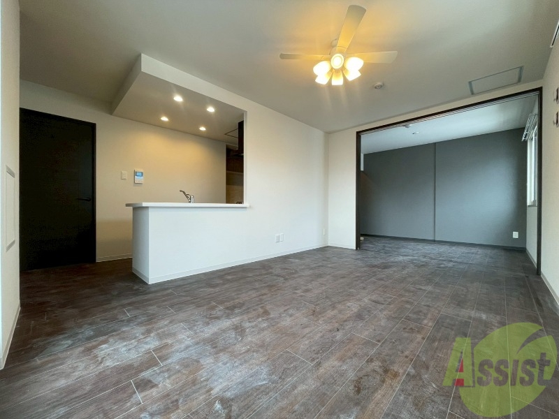 居室・リビング　リビングです。窓が大きくて明るいですね！