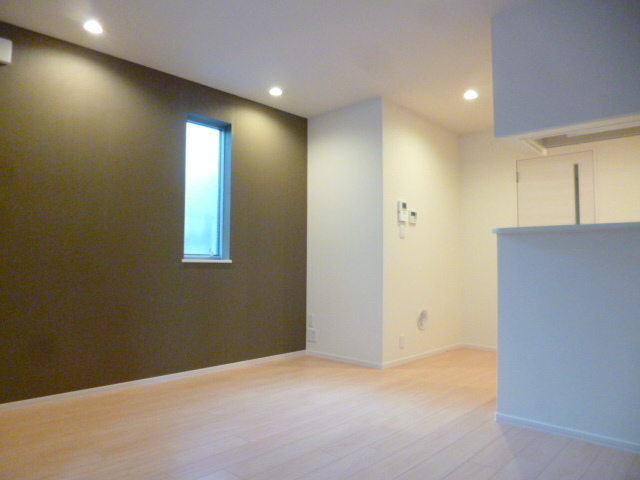 居室・リビング　★オシャレなアクセントクロス＆ダウンライト★