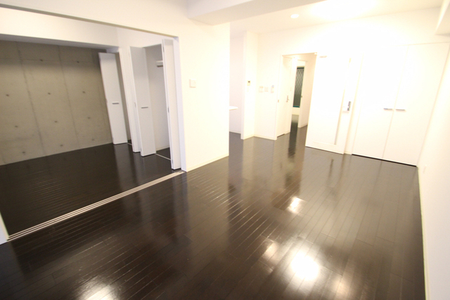 居室・リビング　※同号室の別階のお写真です