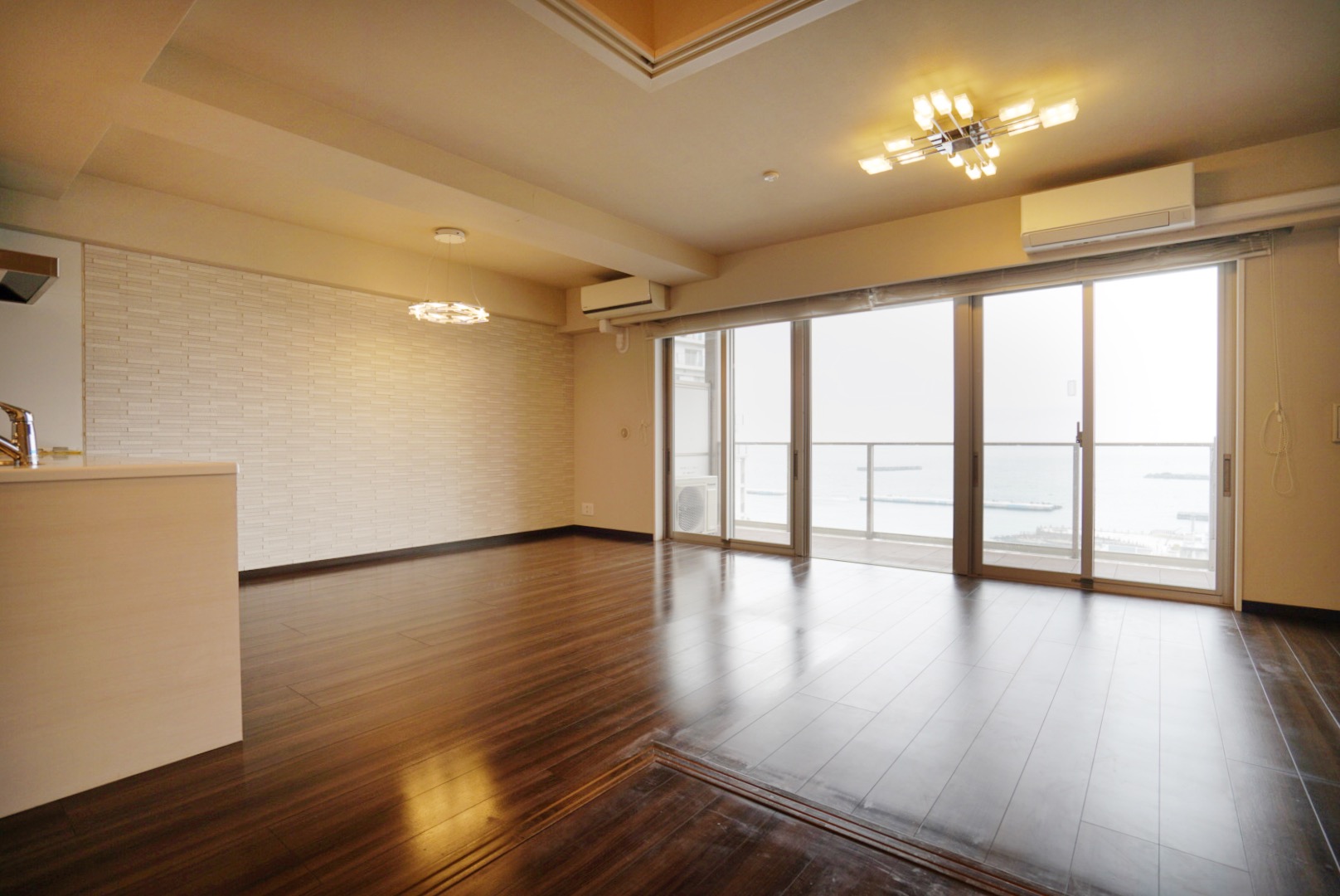 居室・リビング　照明器具、そして窓際のロールスクリーンは、そのまま使用OK