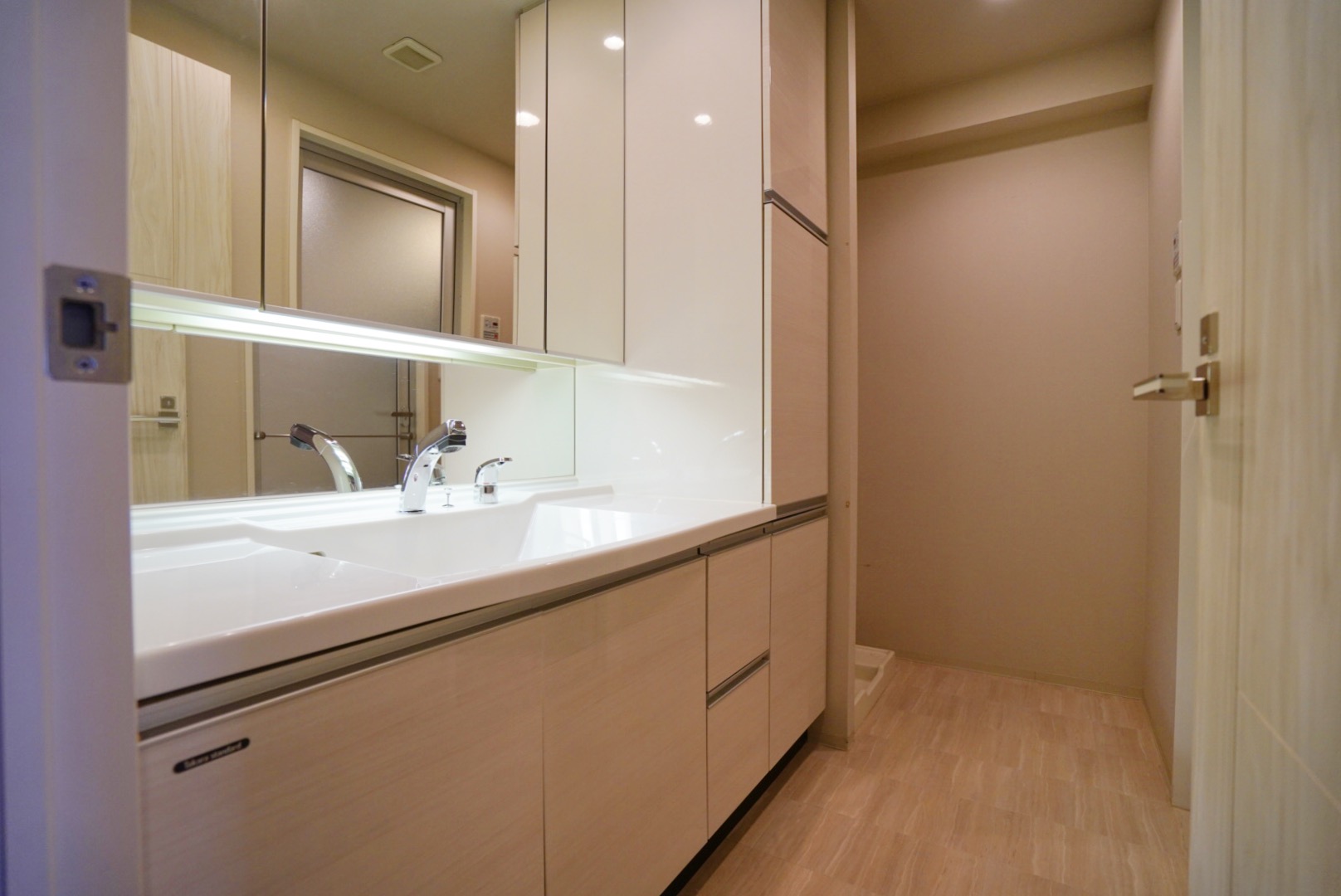 洗面設備　鏡の裏はスキンケアアイテムなどを並べられる戸棚になっています