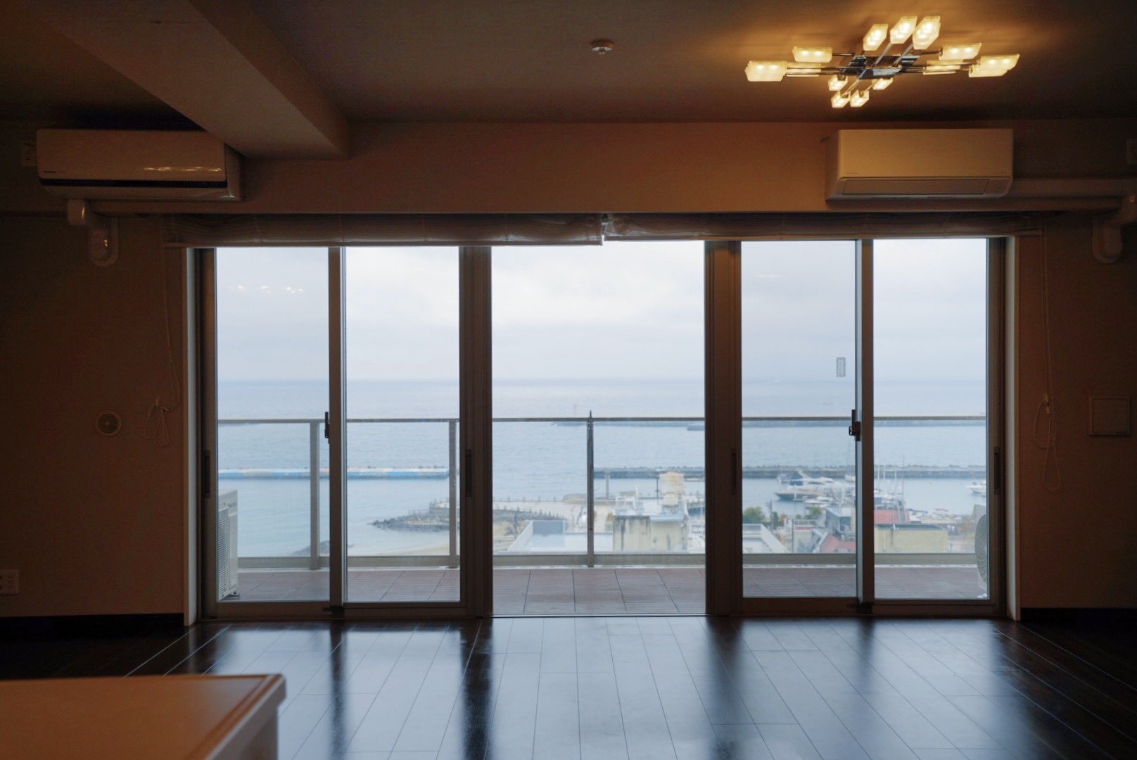 居室・リビング　リビングの窓から正面に見える、相模湾の青い水平線が綺麗です