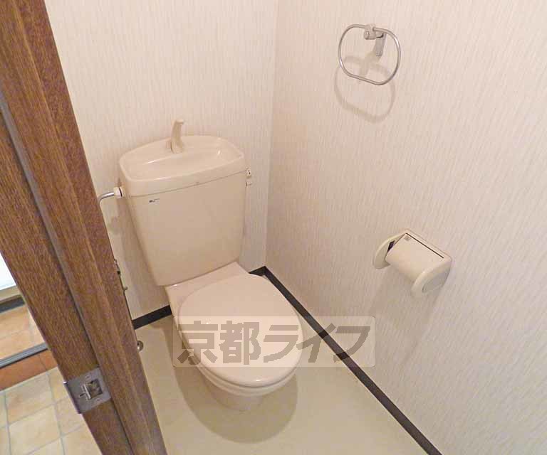 トイレ　清潔感あるトイレスペース。