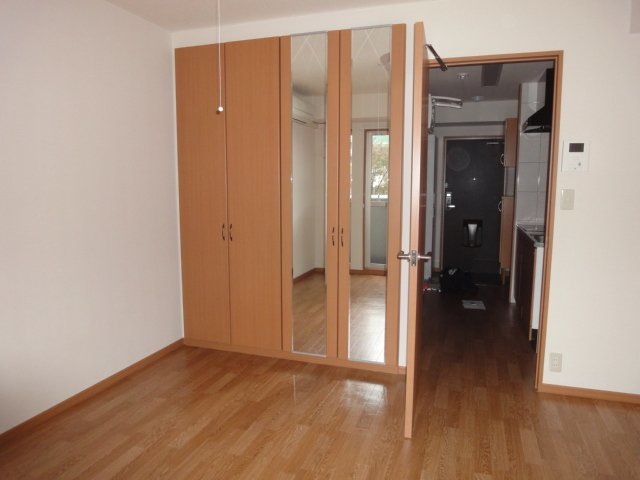 その他部屋・スペース　落ち着いた色合いの床材を使用した居住空間