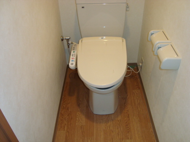 トイレ　落ち着いた色調のトイレです