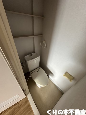 トイレ　落ち着いた色調のトイレです