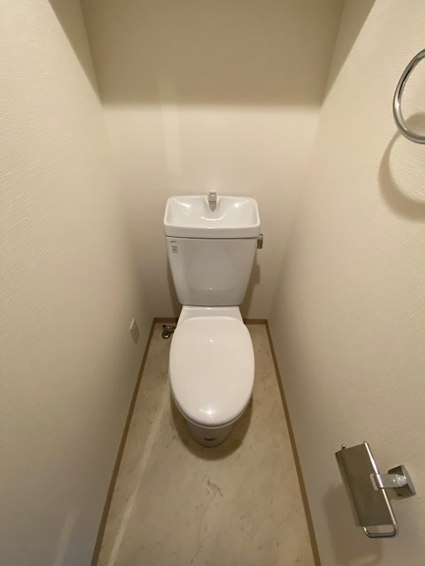 トイレ　違うお部屋の写真です。ご参考ください。