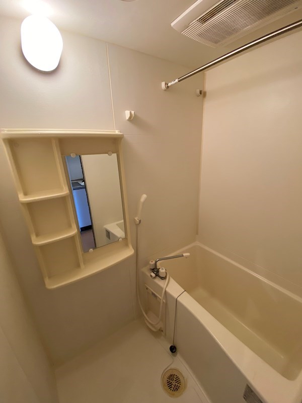 バス・シャワールーム　違うお部屋の写真です。ご参考ください。